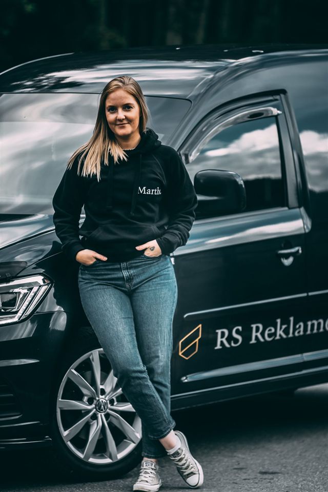 Marthe Torve foran firmabilen til RS Reklame